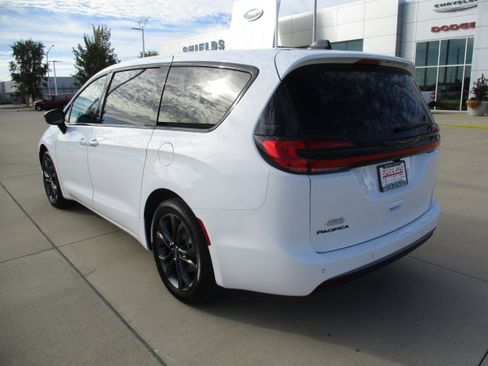 New 2026 Chrysler Pacifica Select FWD image 4