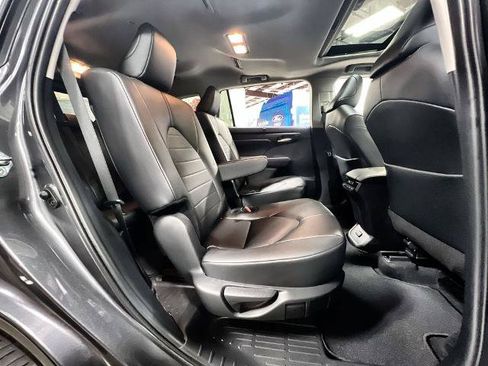 Used 2024 Toyota Highlander XLE FWD image 21