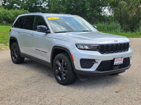 Used 2023 Jeep Grand Cherokee Altitude AWD/4WD image 17