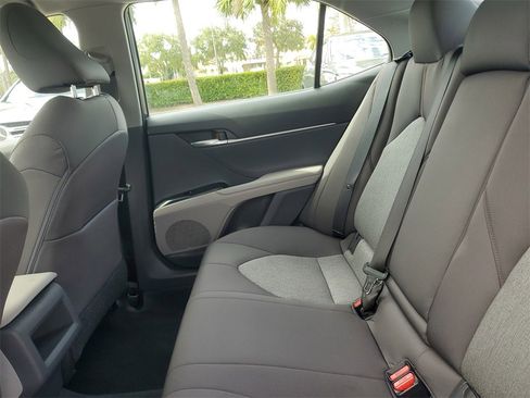 Used 2018 Toyota Camry LE image 10