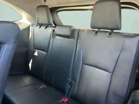 Used 2023 Toyota Highlander XLE image 18