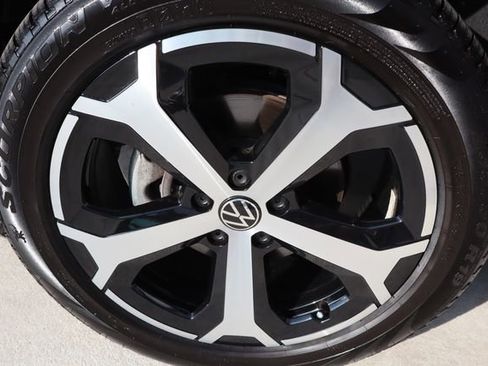 Used 2025 Volkswagen Tiguan SE FWD image 42