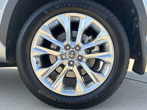 Used 2023 Toyota Highlander Limited FWD image 9