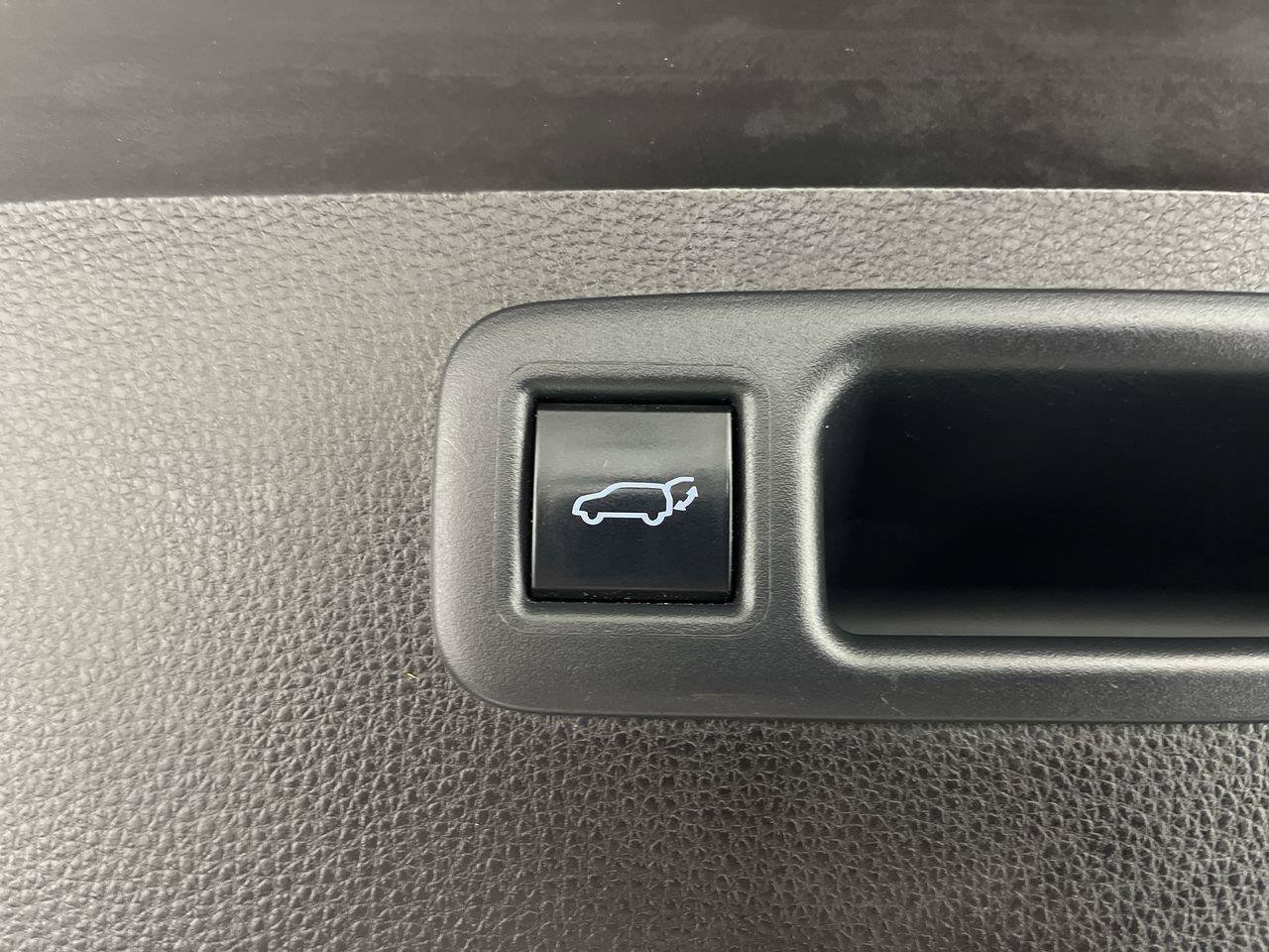 Used 2021 Toyota Highlander XLE AWD/4WD image 32