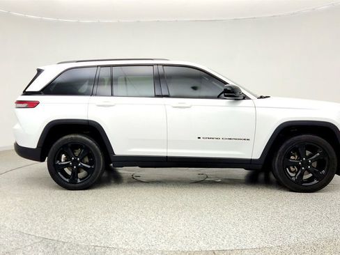 Used 2023 Jeep Grand Cherokee Altitude AWD/4WD image 4