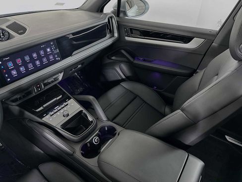 Certified 2025 Porsche Cayenne image 25
