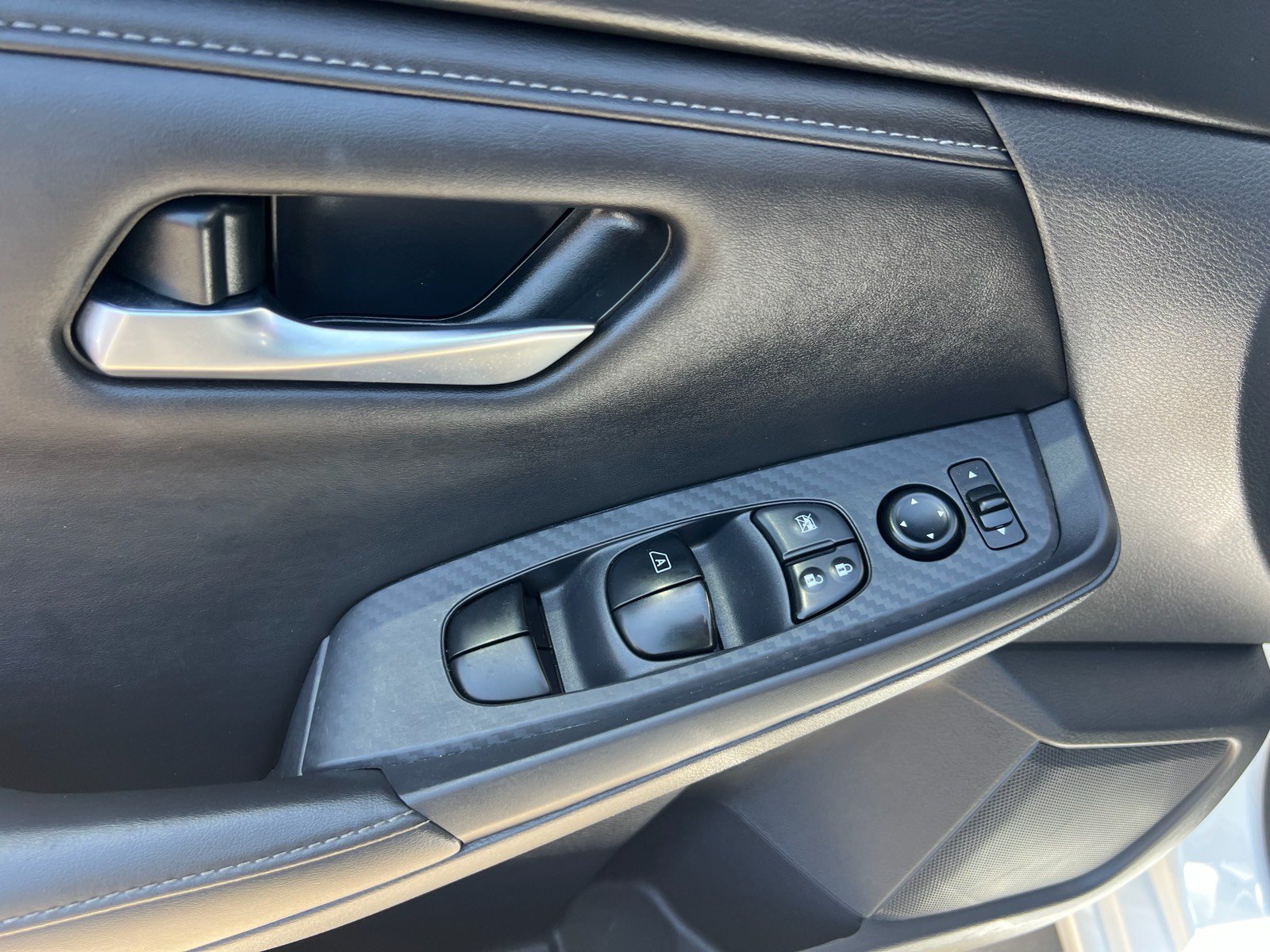 Used 2025 Nissan Sentra SV FWD image 11