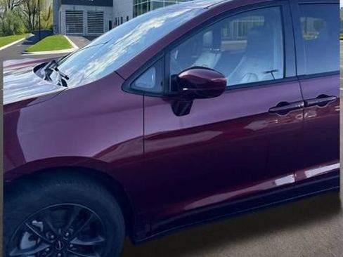 Used 2020 Chrysler Pacifica Touring-L w/ Advanced Safetytec Group AWD/4WD image 5