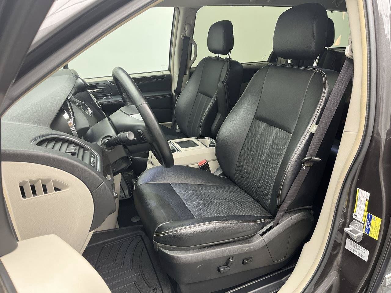 Used 2015 Chrysler Town & Country Touring-L w/ Driver Convenience Group FWD image 9