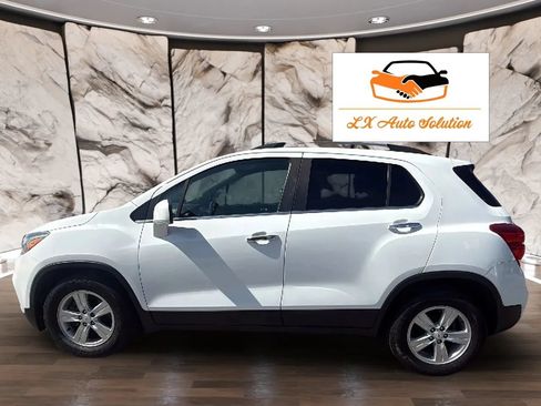 Used 2019 Chevrolet Trax LT w/ LT Convenience Package FWD image 4