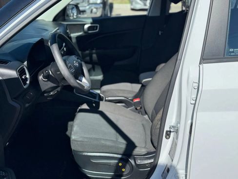 Used 2023 Hyundai Venue SE FWD image 16
