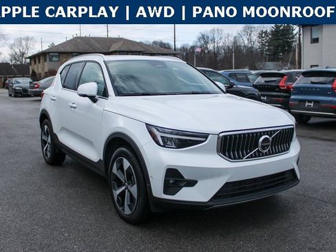 Used 2025 Volvo XC40 B5 Plus image 2