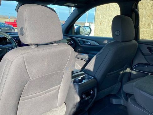 Used 2025 Chevrolet Traverse LT image 12