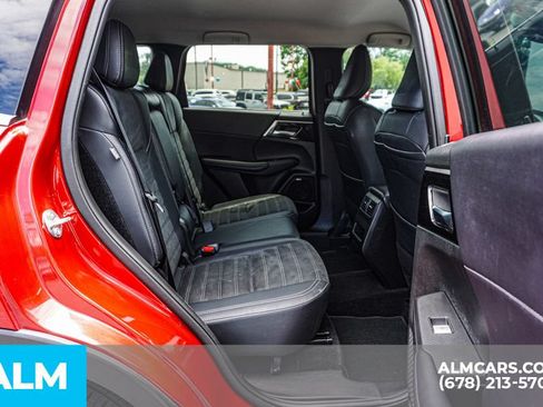 Used 2025 Mitsubishi Outlander SE FWD image 24