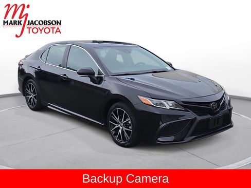 Used 2024 Toyota Camry SE image 4