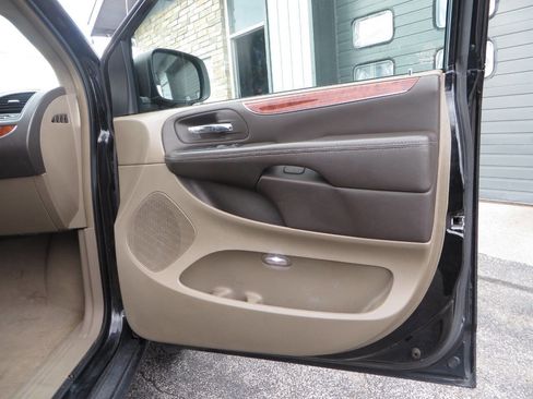 Used 2015 Chrysler Town & Country Touring w/ Driver Convenience Group image 25