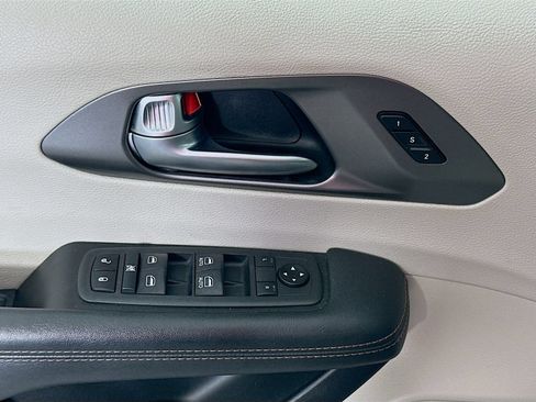 Used 2020 Chrysler Pacifica Touring-L FWD image 17