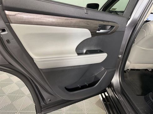 Used 2024 Toyota Highlander Platinum image 26