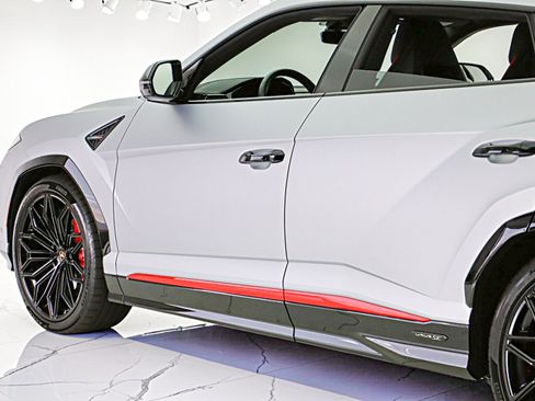 Used 2025 Lamborghini Urus SE AWD/4WD image 8