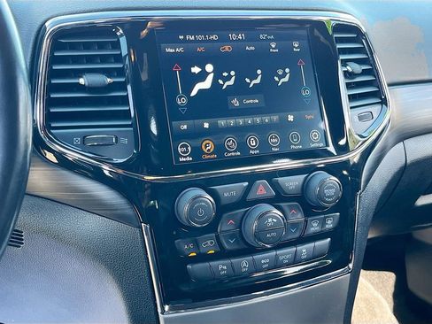 Used 2021 Jeep Grand Cherokee Laredo X image 16