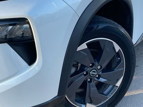 Used 2024 Nissan Rogue SV image 8