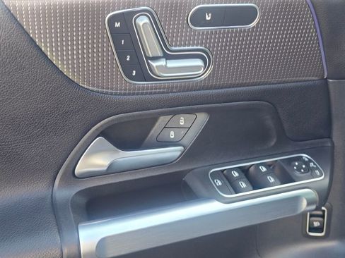 Used 2023 Mercedes-Benz GLB 250 image 32