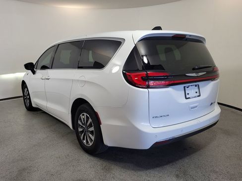 Used 2024 Chrysler Pacifica Select image 5