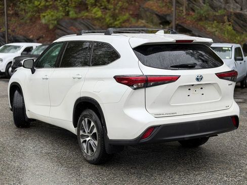 Used 2022 Toyota Highlander XLE AWD/4WD image 3