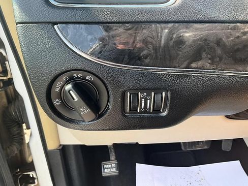 Used 2016 Chrysler Town & Country Touring w/ Driver Convenience Group FWD image 17