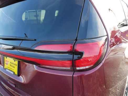 Used 2021 Chrysler Pacifica Limited image 17