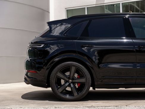 Used 2025 Porsche Cayenne Turbo AWD/4WD image 7