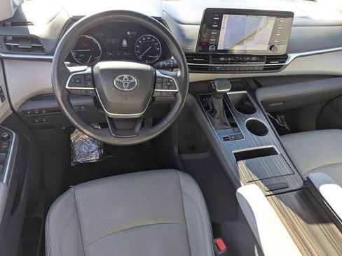 Used 2024 Toyota Sienna Limited image 23