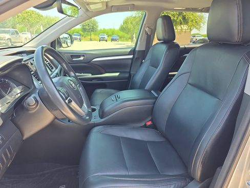 Used 2017 Toyota Highlander XLE FWD image 12
