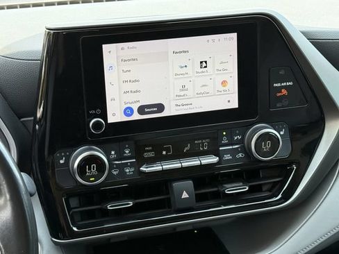 Certified 2024 Toyota Highlander XLE FWD image 16