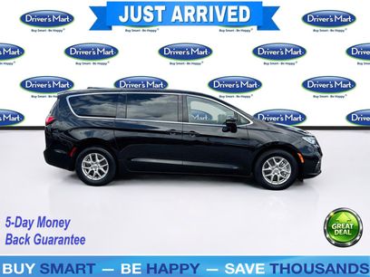 Used 2025 Chrysler Pacifica Select