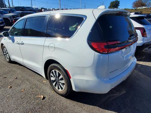 Used 2022 Chrysler Pacifica Touring-L w/ Uconnect Theater Family Group image 9