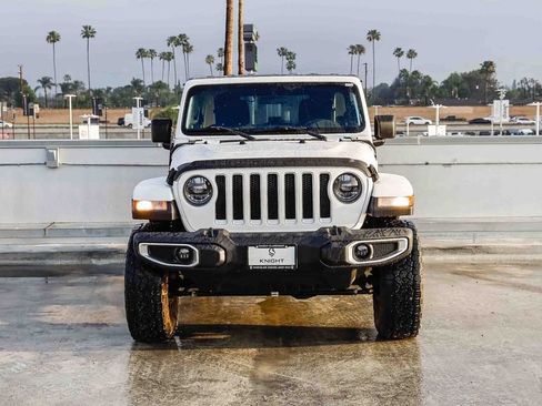 Used 2019 Jeep Wrangler Unlimited Sahara AWD/4WD image 3
