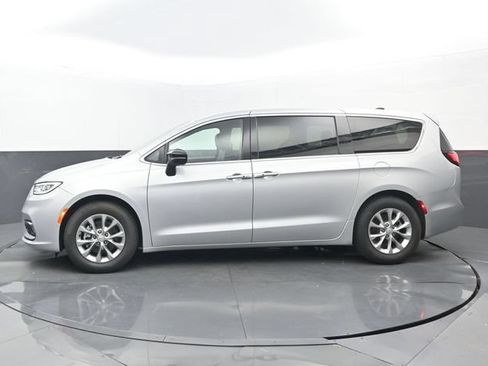 Used 2026 Chrysler Pacifica Limited FWD image 7