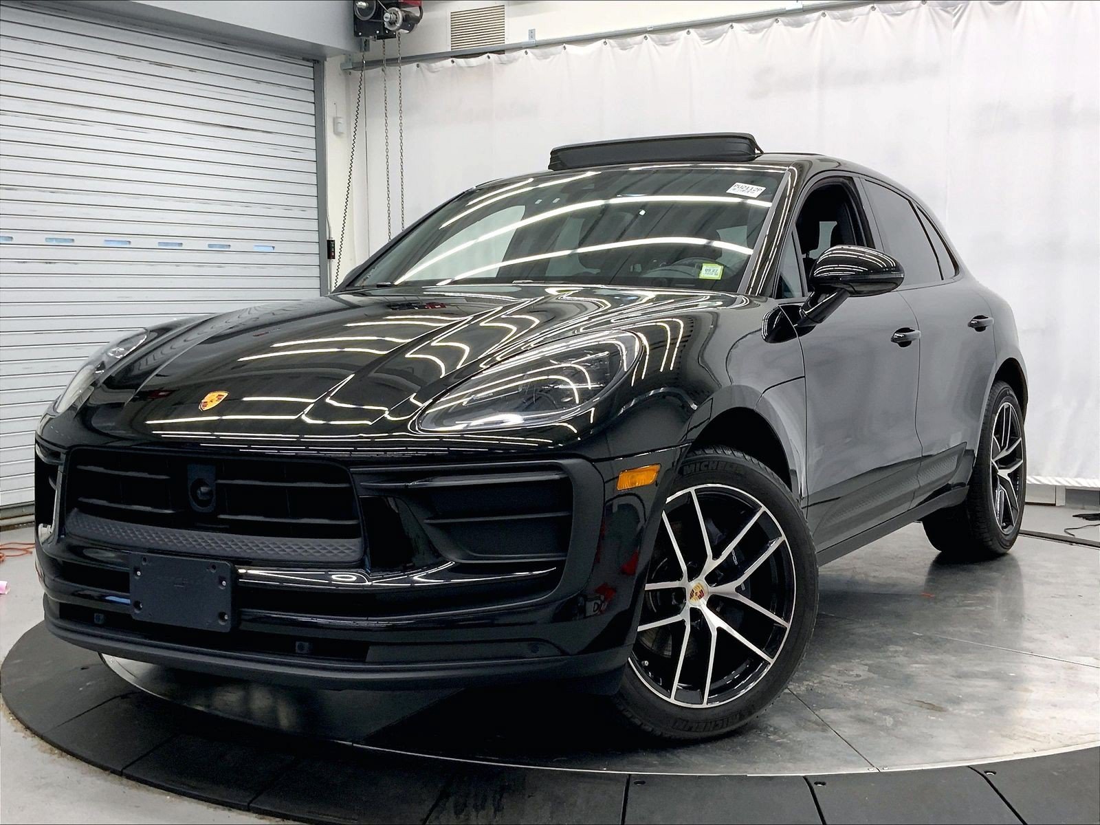 Certified 2023 Porsche Macan AWD/4WD image 1