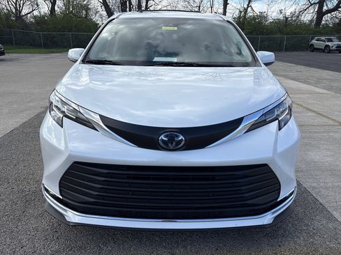 Used 2022 Toyota Sienna XLE image 2