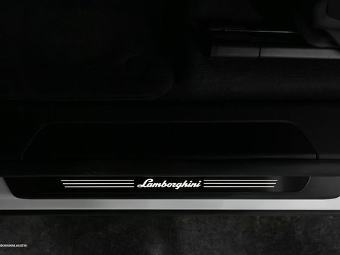 Used 2025 Lamborghini Urus SE image 24