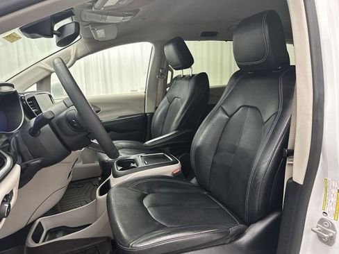 Used 2022 Chrysler Pacifica Touring-L image 17
