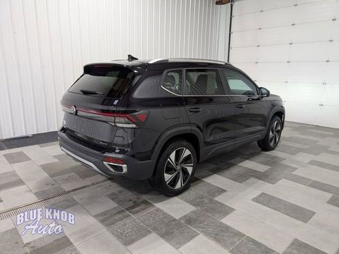 Used 2025 Volkswagen Taos SE image 4