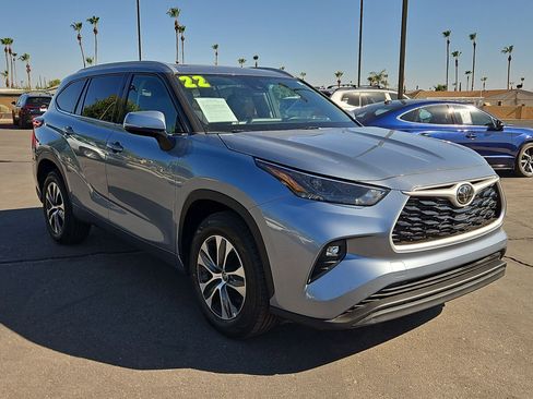 Used 2022 Toyota Highlander XLE FWD image 3