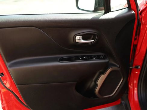Used 2023 Jeep Renegade Latitude AWD/4WD image 9