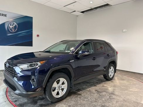 Used 2020 Toyota RAV4 XLE w/ Convenience Package image 2