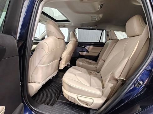 Used 2023 Toyota Highlander XLE AWD/4WD image 27
