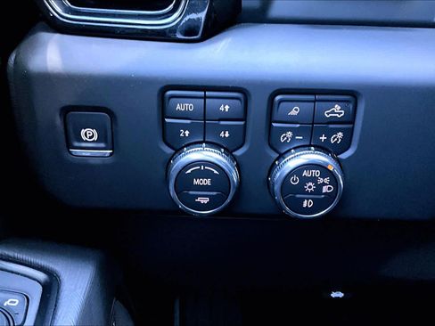 Used 2025 GMC Sierra 1500 AT4X image 33