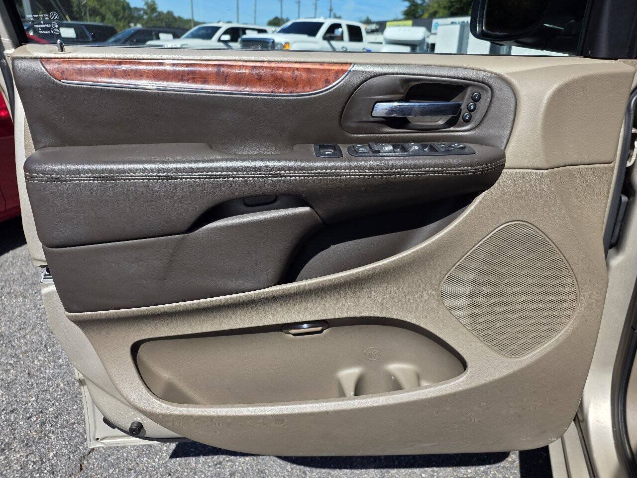 Used 2015 Chrysler Town & Country Limited Platinum FWD image 13