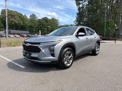 Used 2025 Chevrolet Trax LT w/ Driver Confidence Package FWD image 2